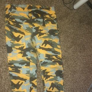 Jogger camo pants size (S)